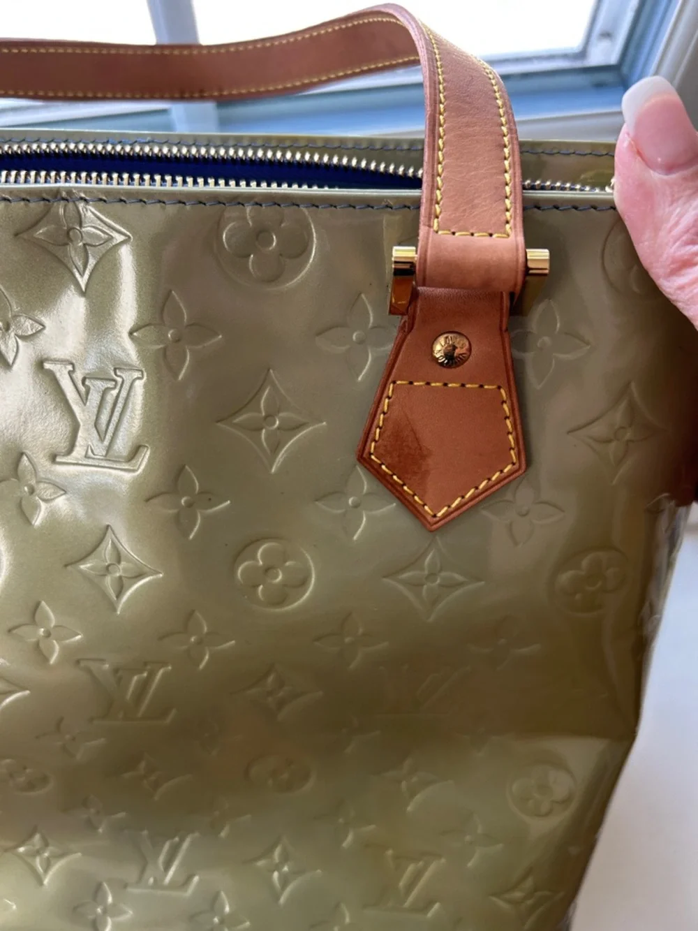 7007. ✨LUXURY✨Louis Vuitton Olive Vernis MonoTote w/ Tan Leather Handles. COA. - Picture 8 of 16
